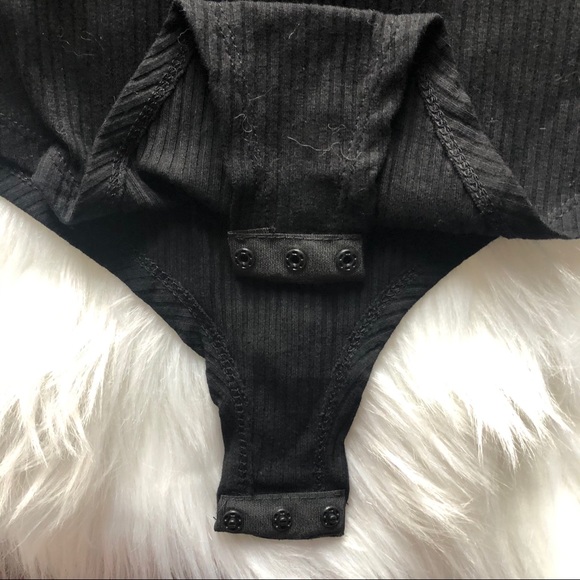 Adorable ribbed bodysuit with a tie up front - Picture 3 of 3